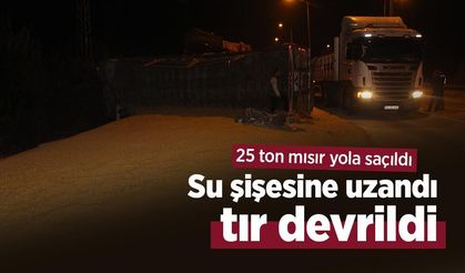 Su şişesine uzandı, tır devrildi: 25 ton mısır yola saçıldı