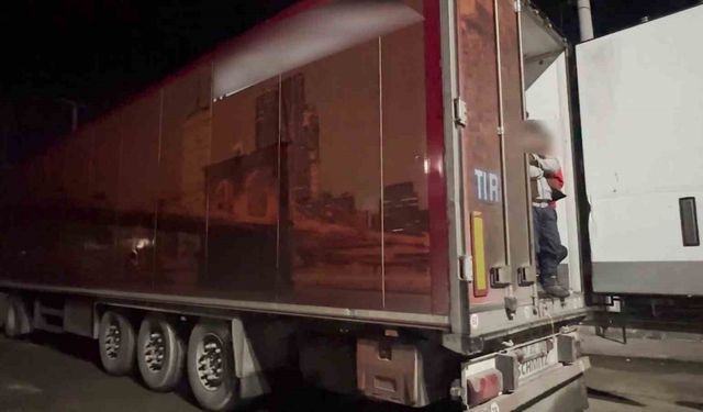 Tır dorsesinde 29 kaçak göçmen yakalandı, sürücü tutuklandı