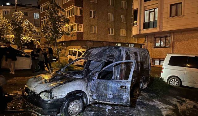 Park halindeki araç alev alev yandı