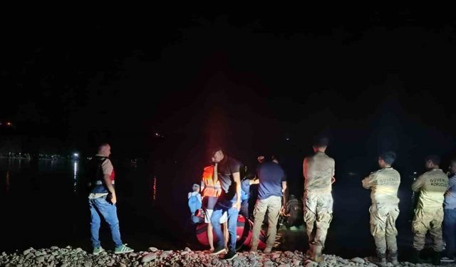 Balık tutmak için nehre giren şahıs akıntıya kapıldı, arama çalışması başlatıldı