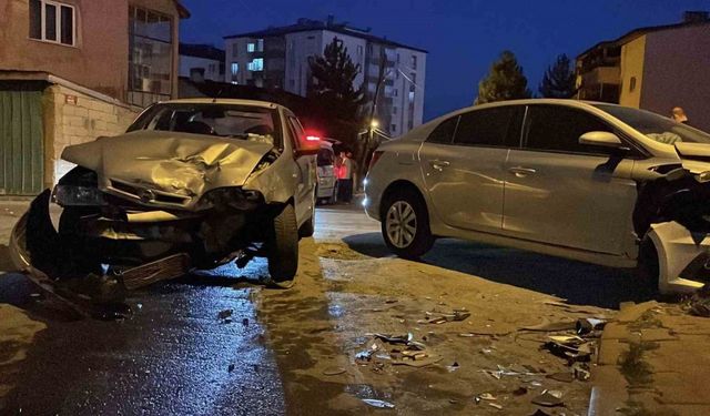 İki otomobil çarpıştı: 6 kişi yaralandı