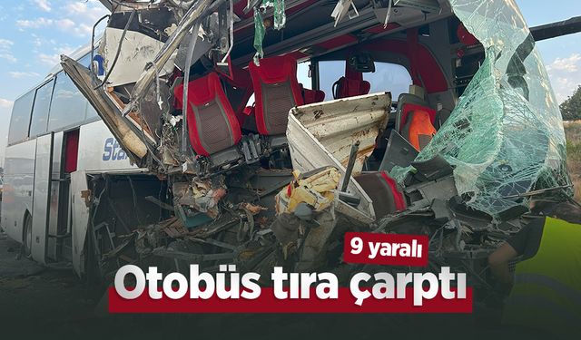 Otobüs tıra çarptı: 9 yaralı