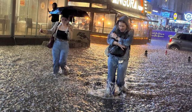 sağanak etkili oldu, yollar sular altında kaldı, sürücüler mahsur kaldı