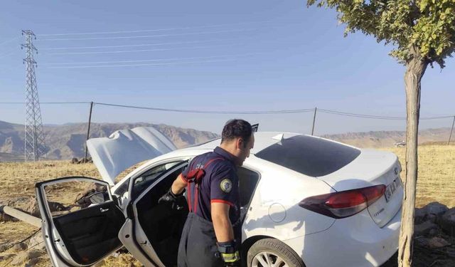 otomobil yol kenarına savruldu: 3 yaralı