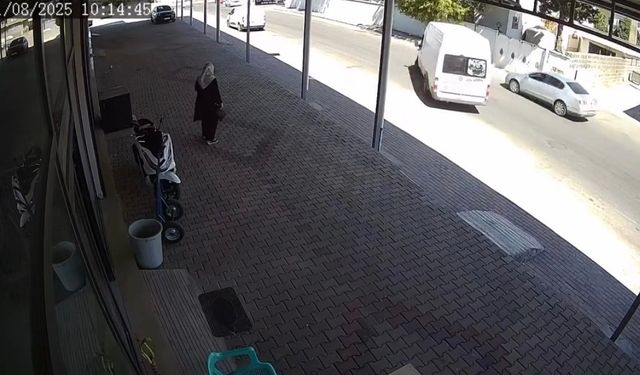 Yola kontrolsüz çıkan minibüs kazaya neden oldu