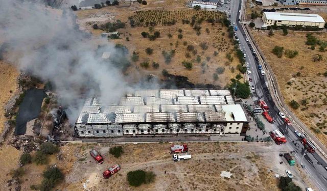 Yangın peşlerini bırakmadı: Aynı mobilya markasının fabrikası 2 ayda 2 kez yandı
