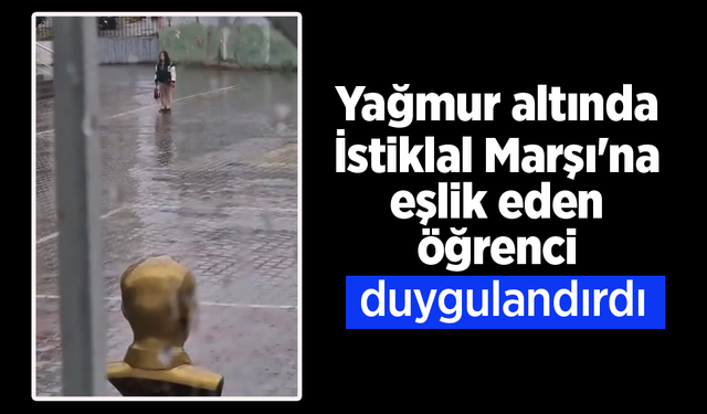 Yağmur altında İstiklal Marşı'na eşlik eden öğrenci duygulandırdı.