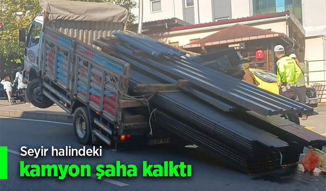 Seyir halindeki kamyon şaha kalktı.