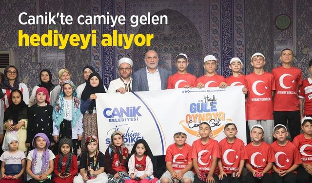Canik'te camiye gelen hediyeyi alıyor