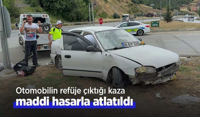 Otomobilin refüje çıktığı kaza maddi hasarla atlatıldı
