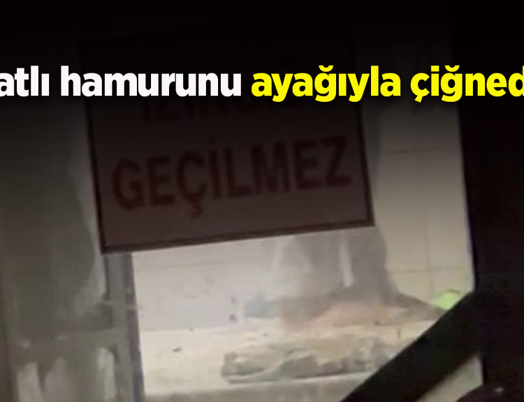 Tatlı hamurunu ayağıyla çiğnedi