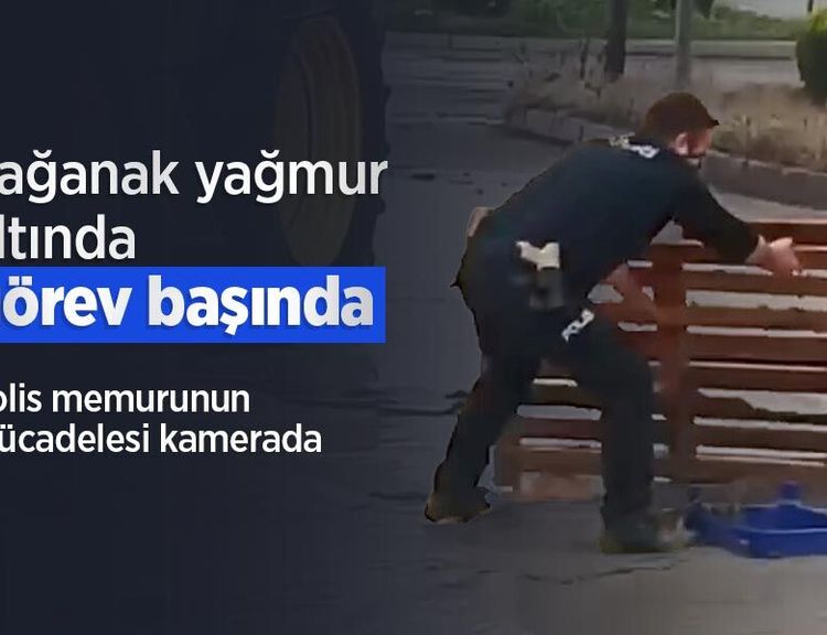 Sağanak yağmur altında görev başında: Polis memurunun mücadelesi kamerada