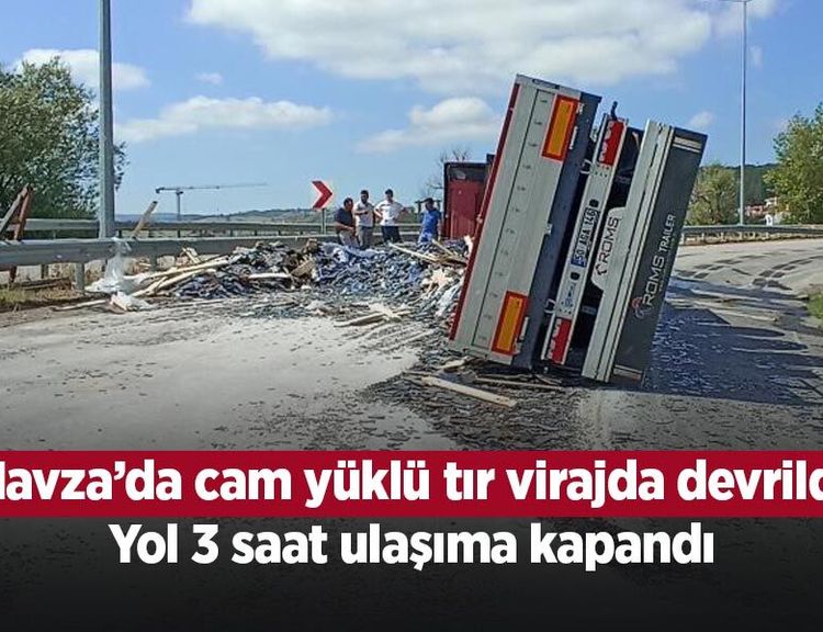 Havza’da cam yüklü tır virajda devrildi: Yol 3 saat ulaşıma kapandı