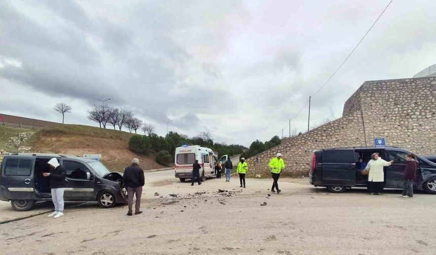 Minibüs ile hafif ticari araç çarpıştı: 6 yaralı