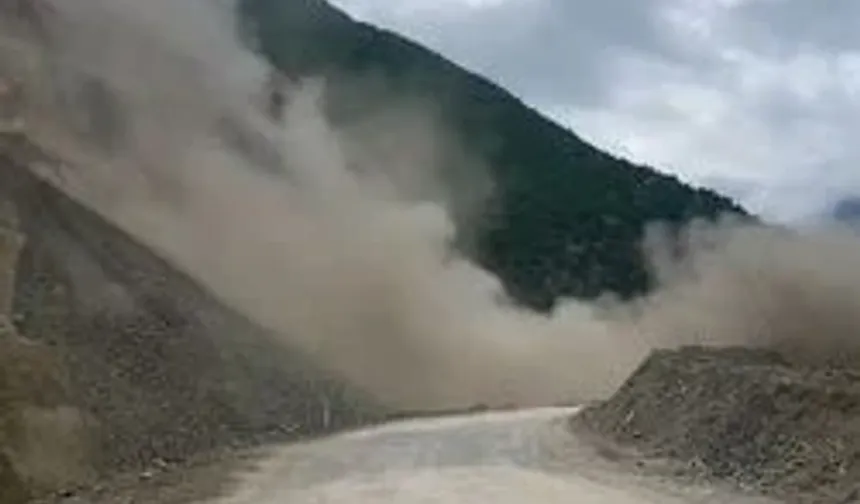 Karayolu’nda bir günde 3. heyelan: Yol ulaşıma kapandı