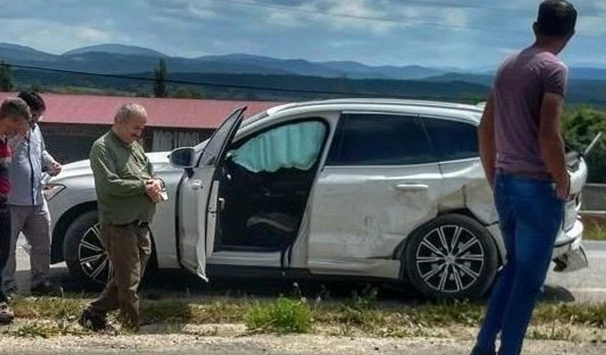 ambulans ile cip çarpıştı: 4 yaralı