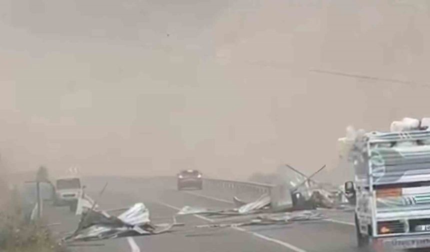 uçan çatı yolu trafiğe kapattı