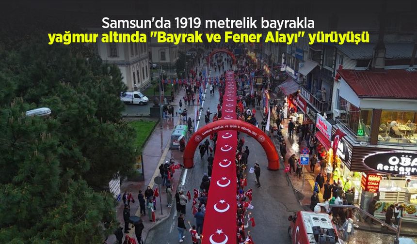 Samsun'da 1919 metrelik bayrakla yağmur altında "Bayrak ve Fener Alayı" yürüyüşü