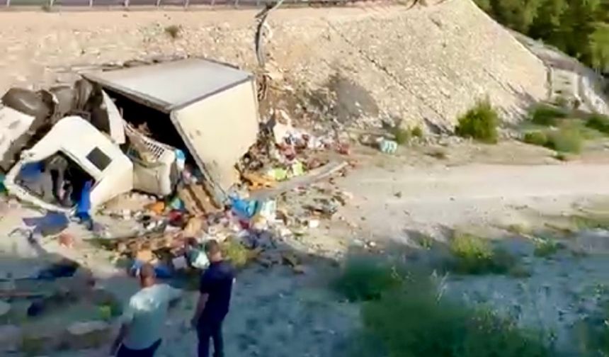 yoldan çıkan kamyon boş alana yuvarlandı: Sürücüsü ağır yaralandı