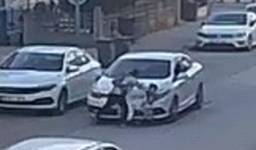Otomobilin çarptığı anne ve oğlu yaralandı