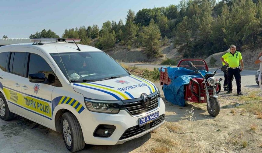 3 tekerlekli motosiklet devrildi: 6 kişi yaralandı