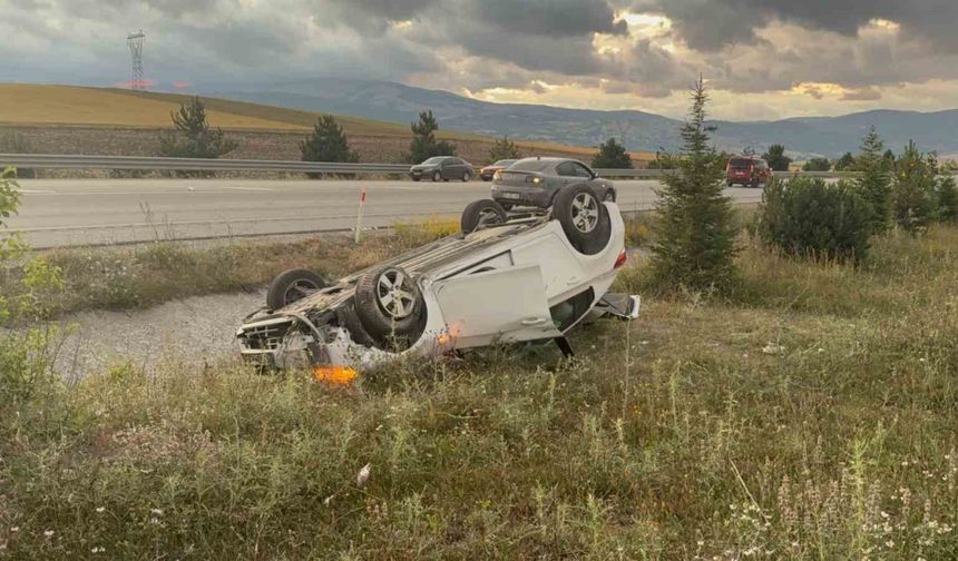 Ters dönen otomobilden sağ kurtuldular