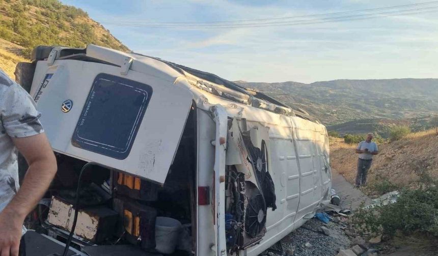 tarım işçilerini taşıyan minibüs devrildi: 19 yaralı