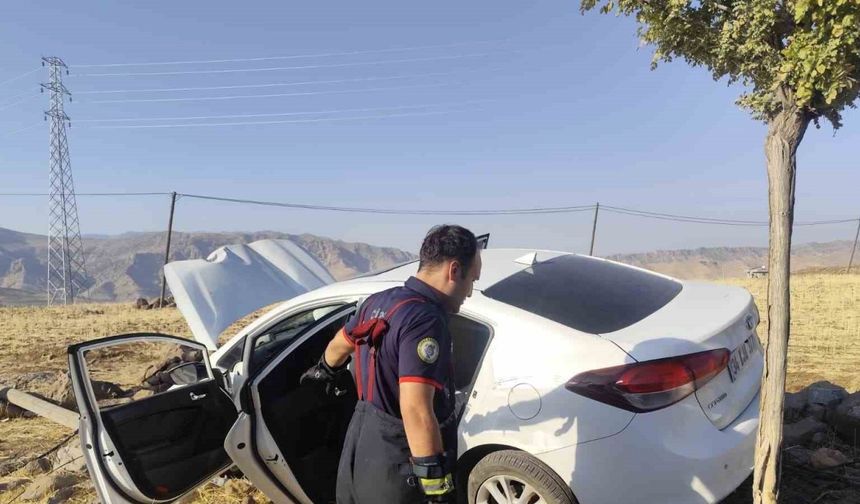 otomobil yol kenarına savruldu: 3 yaralı