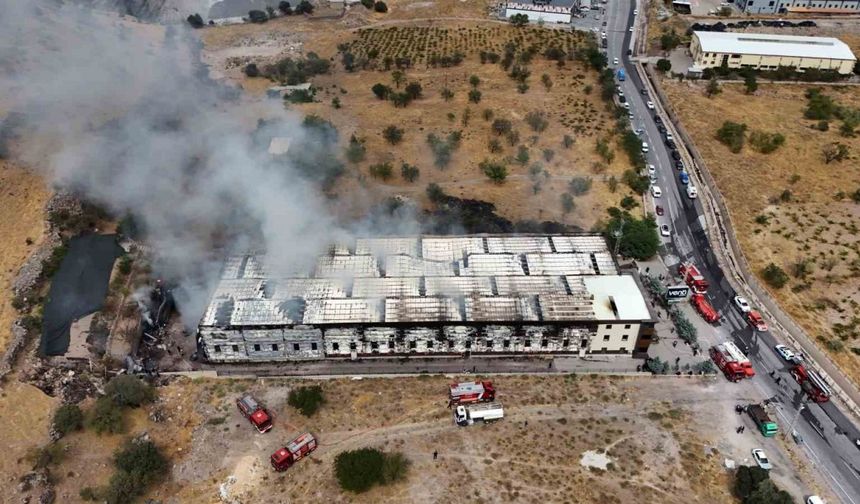 Yangın peşlerini bırakmadı: Aynı mobilya markasının fabrikası 2 ayda 2 kez yandı