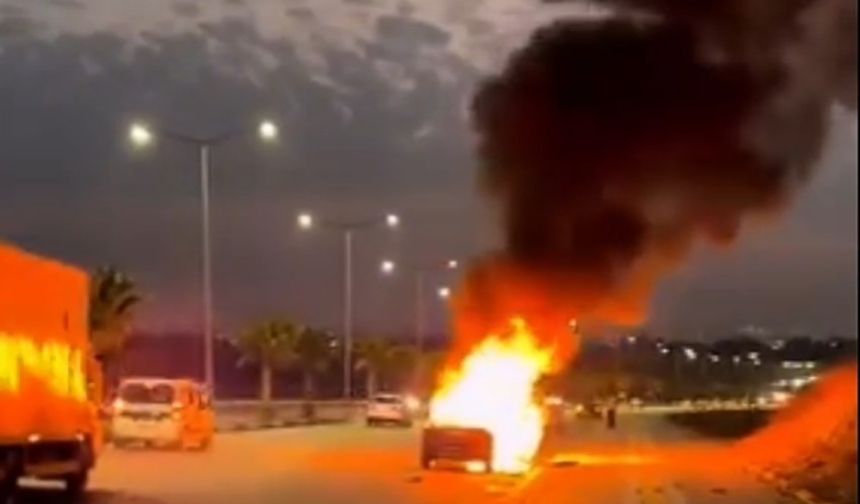 Adana’da seyir halindeki otomobil alev alev yandı