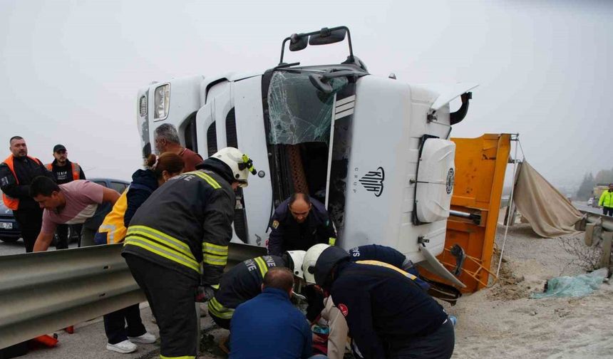 Kum yüklü tır devrildi: Sıkışan sürücü itfaiye tarafından kurtarıldı