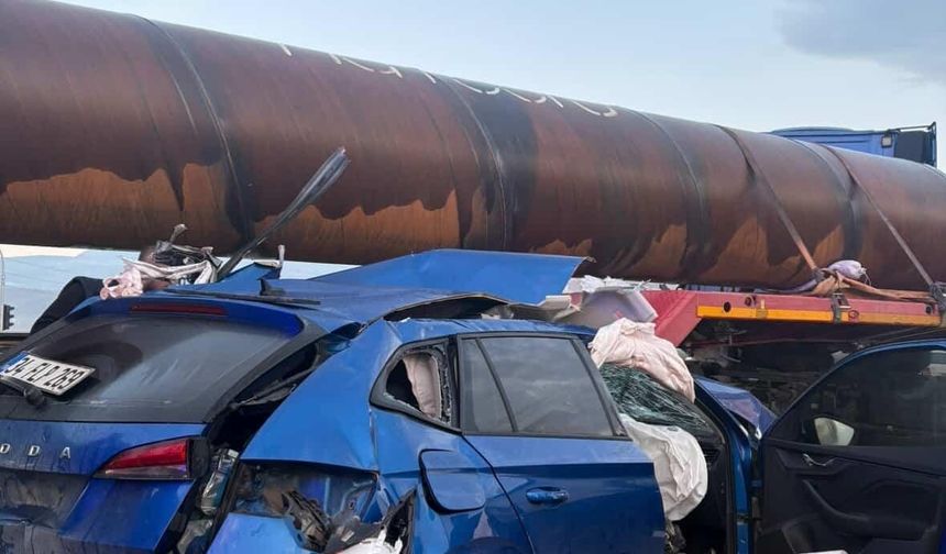 Otomobil, demir boru yüklü tırla çarpıştı: 2 yaralı