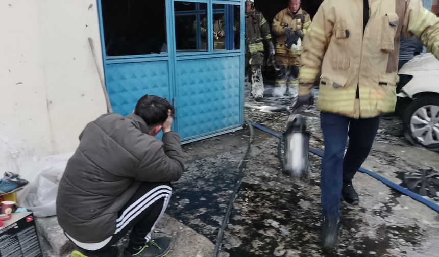 Kaporta dükkanında çıkan yangında iki otomobil zarar gördü