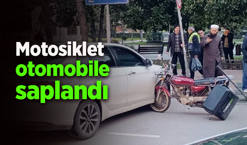 Motosiklet otomobile saplandı