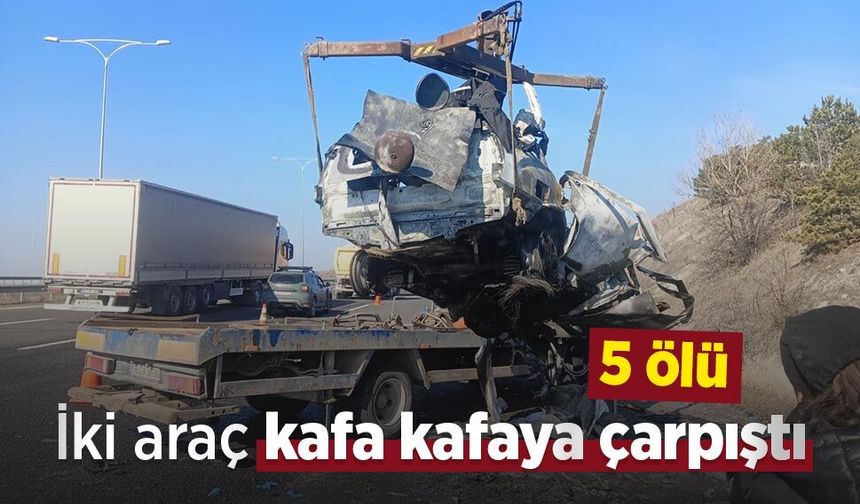 İki araç kafa kafaya çarpıştı: 5 ölü