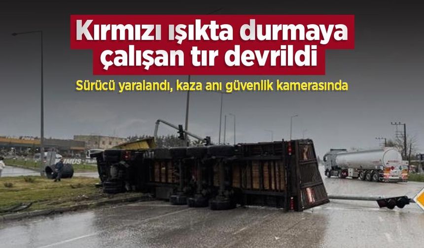 Kırmızı ışıkta durmaya çalışan tır devrildi: Sürücü yaralandı, kaza anı güvenlik kamerasında