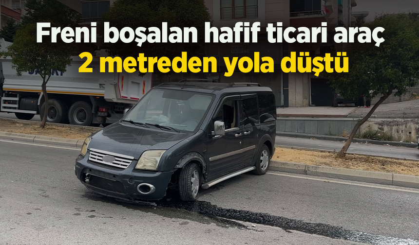 Freni boşalan hafif ticari araç 2 metreden yola düştü