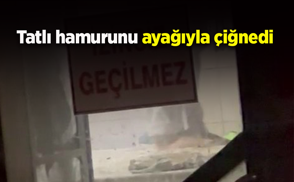 Tatlı hamurunu ayağıyla çiğnedi