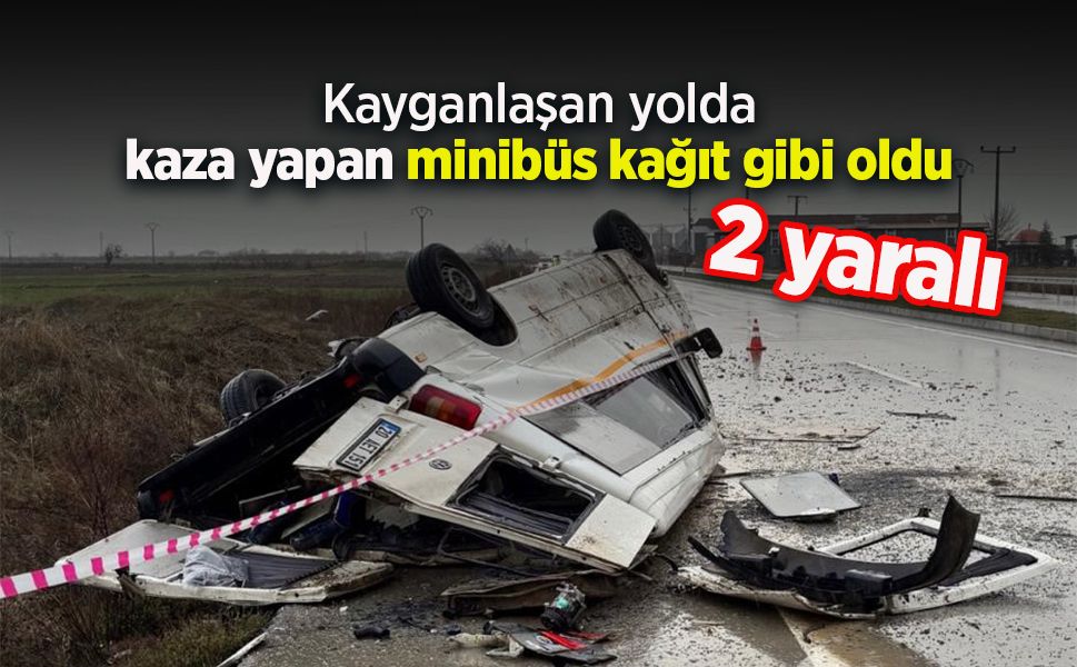 Kayganlaşan yolda kaza yapan minibüs kağıt gibi oldu