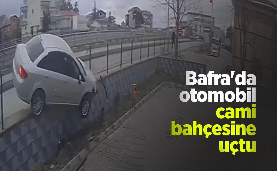 Bafra'da otomobil cami bahçesine uçtu