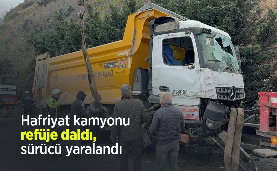 Hafriyat kamyonu refüje daldı, sürücü yaralandı
