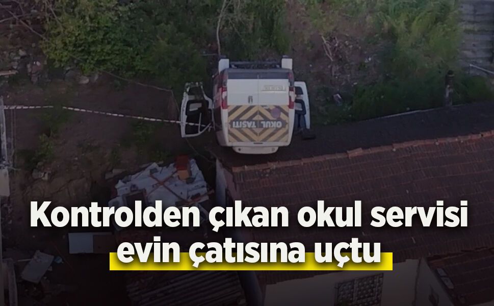 Kontrolden çıkan okul servisi evin çatısına uçtu