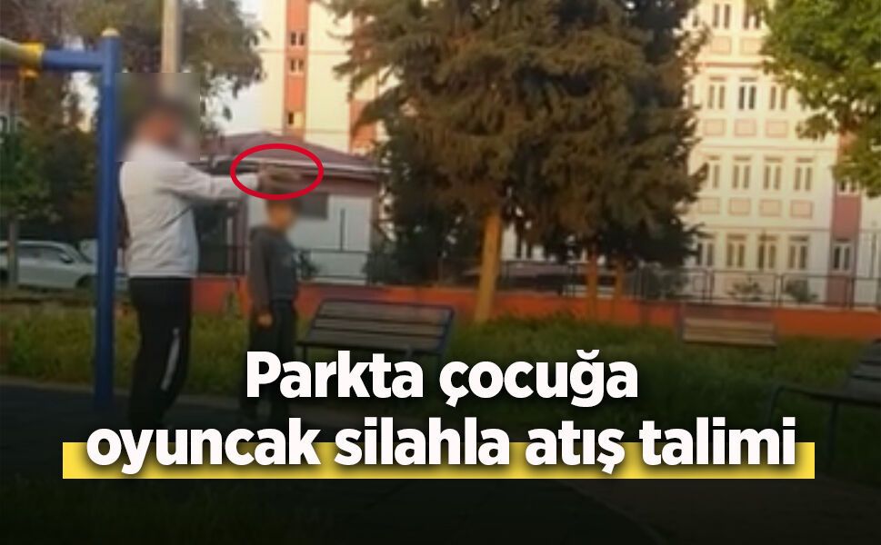Parkta çocuğa oyuncak silahla atış talimi