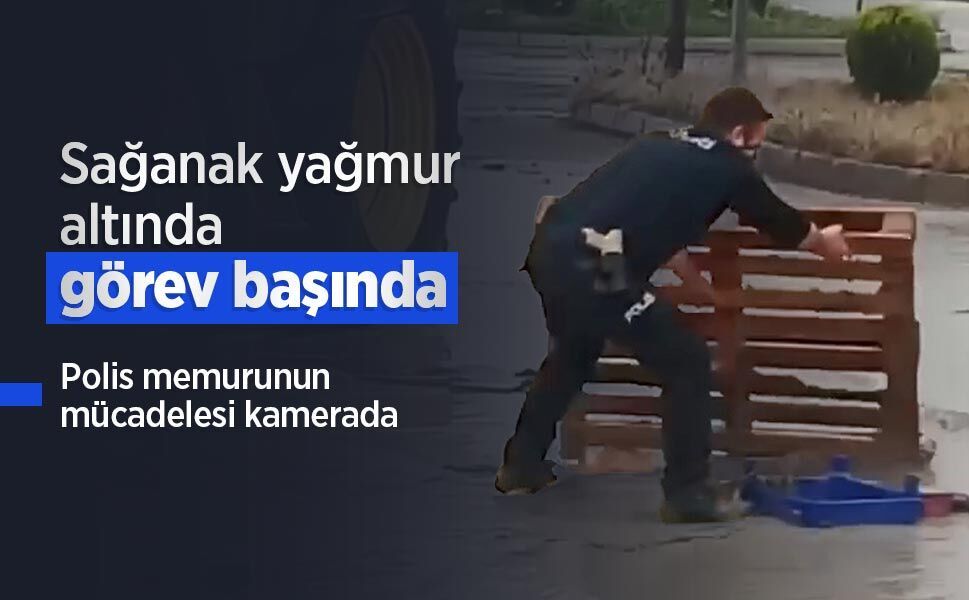 Sağanak yağmur altında görev başında: Polis memurunun mücadelesi kamerada