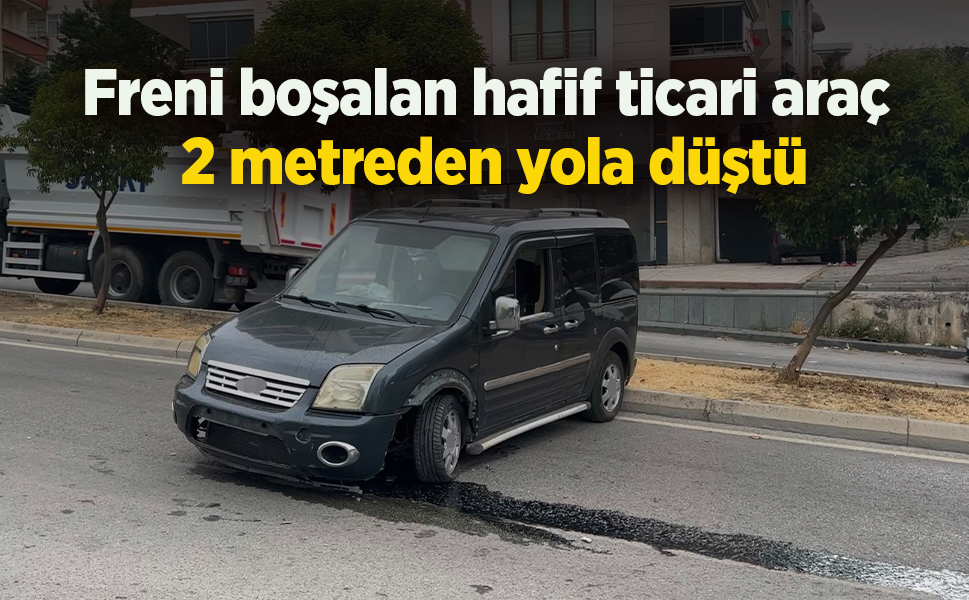 Freni boşalan hafif ticari araç 2 metreden yola düştü