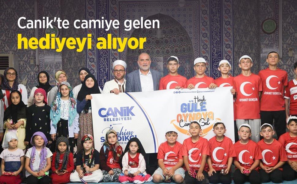 Canik'te camiye gelen hediyeyi alıyor