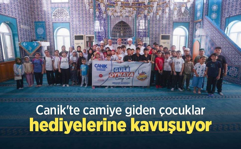 Canik'te camiye giden çocuklar hediyelerine kavuşuyor