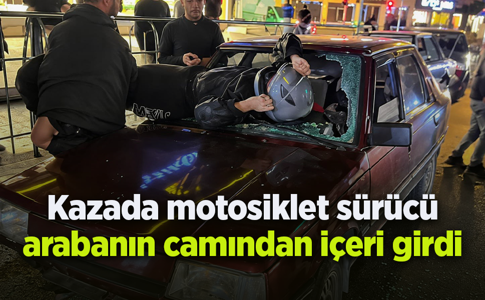 Kazada motosiklet sürücü arabanın camından içeri girdi