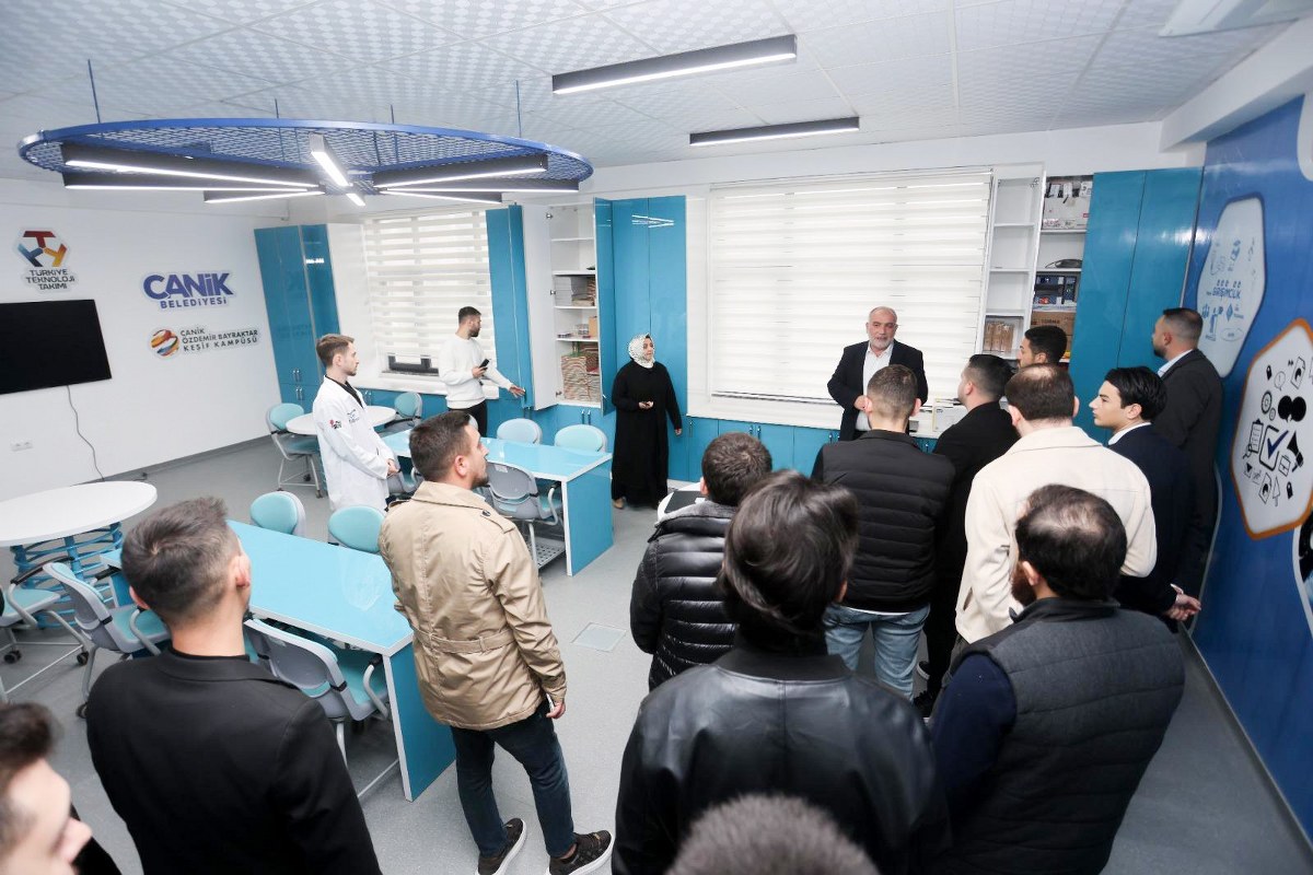 A W578782 03 1200X800