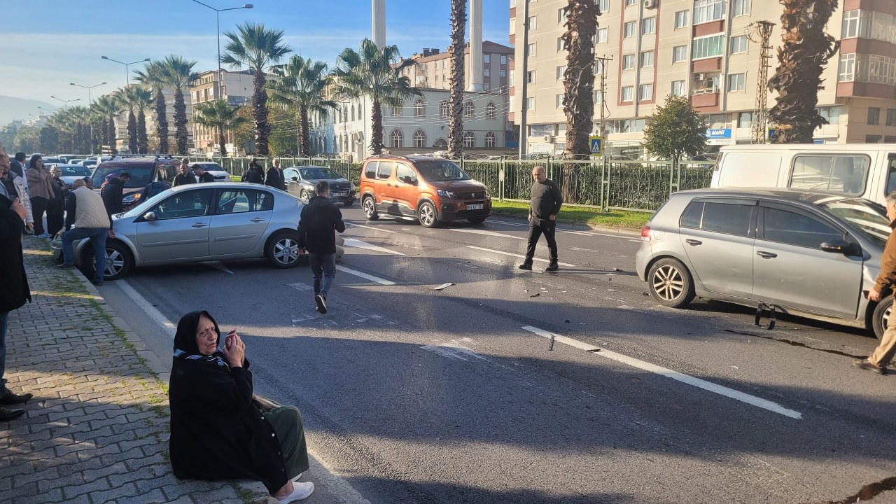 Y A Y A G E C I D I N D E O T O M O B I L I N C A R P T I G I K A D I N 996542 295628 1280X720